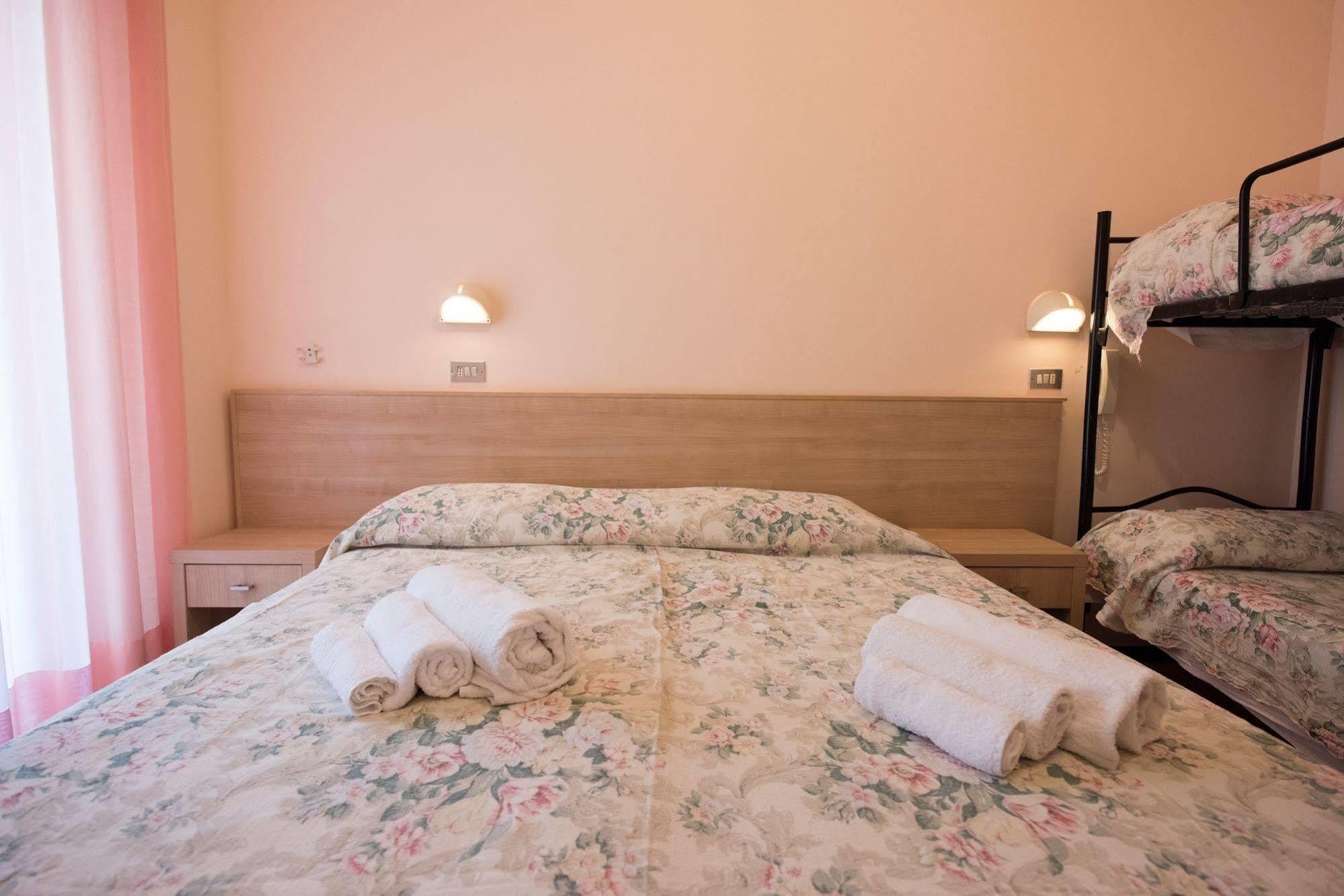 Hotel Settebello B&B เชเซนาติโก ภายนอก รูปภาพ